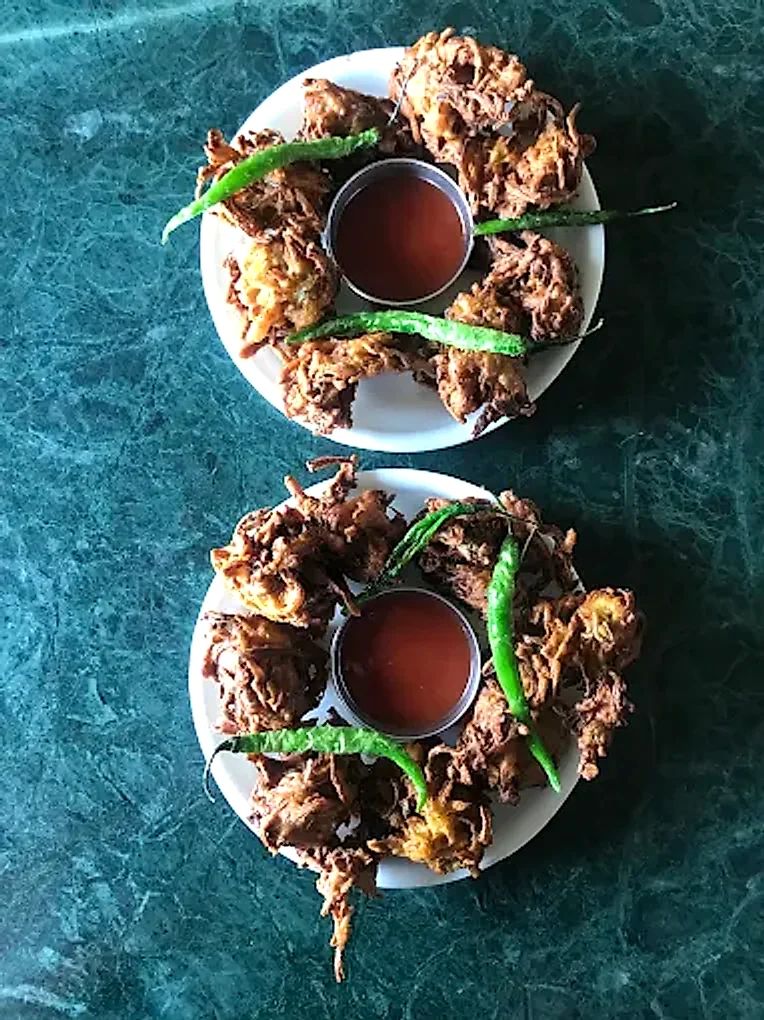 Freshly fried kanda bhaji plated at Hotel Atithi
